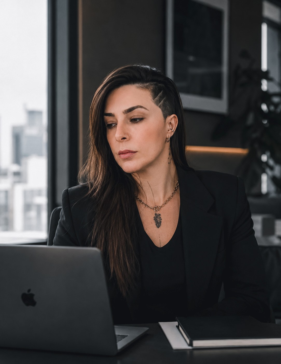 Jessica Otte em mesa de trabalho